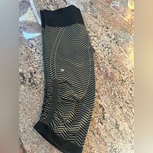 Sz 6 lulu crop, tight fitting